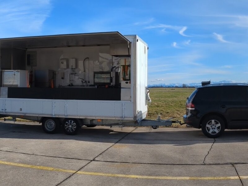 Mobile Tour-Küche - Tour Catering München - Unsere mobile Küche begleitet jede Tour und ermöglicht es, Gäste direkt vor Ort frisch zu bekochen – flexibel und individuell.